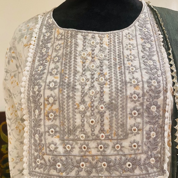 White 3 piece Kurti set with Bandhani pants and chiffon Duppatta . - Picture 5 of 5